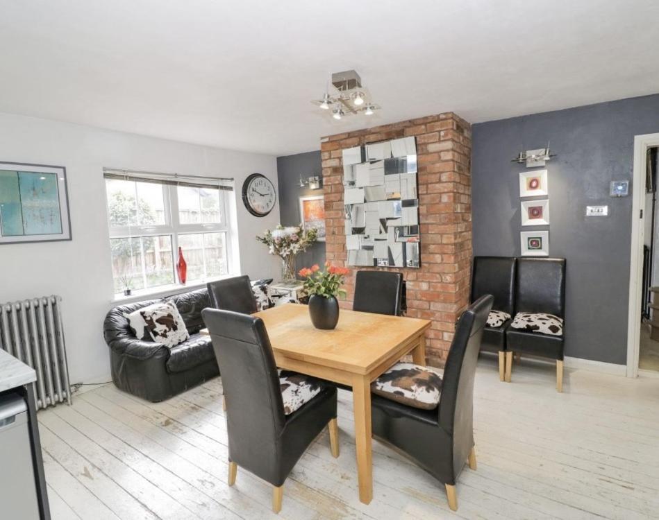 Lovely Comfortable 3 Bed Home, Worcester Bagian luar foto