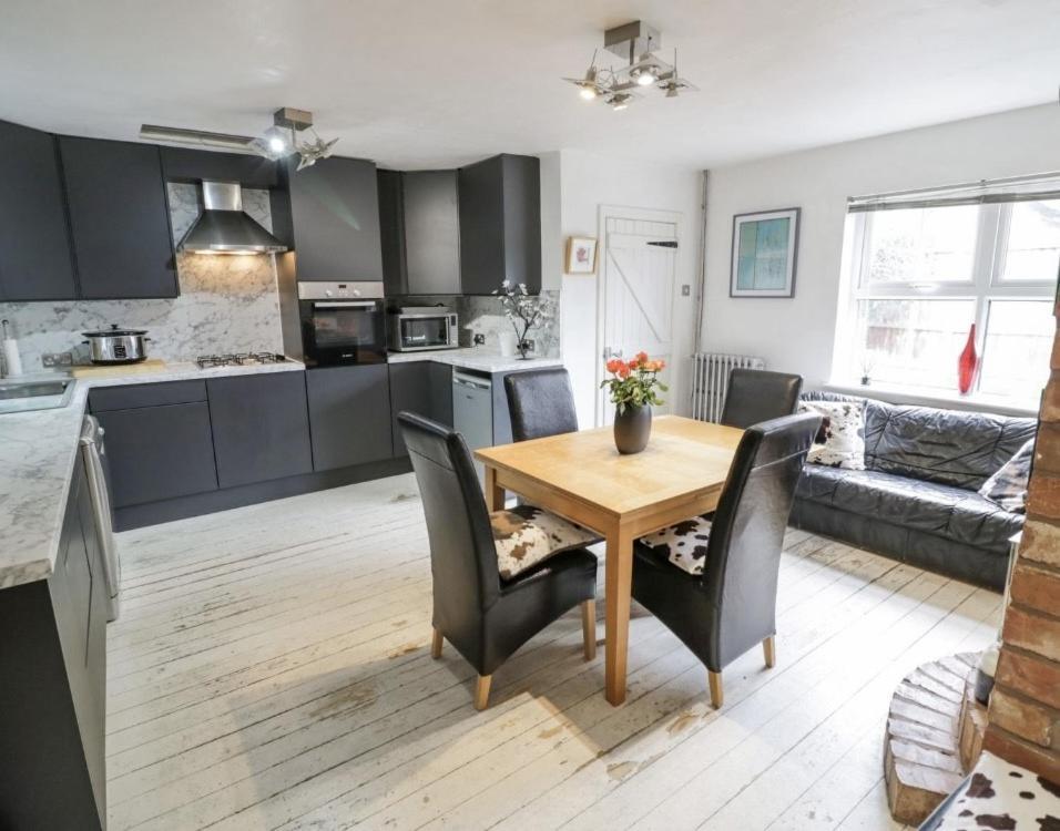 Lovely Comfortable 3 Bed Home, Worcester Bagian luar foto
